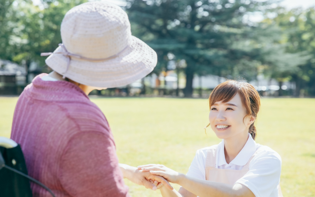 おばあちゃんを笑顔で見る介護士